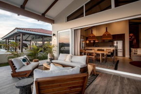 Beachfront Luxury and Pool 4BR Villa Linda
